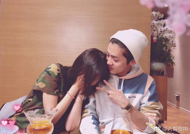 Bắt gặp Song Joong Ki chụp hình amp;#34;sống ảoamp;#34; cho Song Hye Kyo trong ngày hẹn hò trước khi cưới - 5