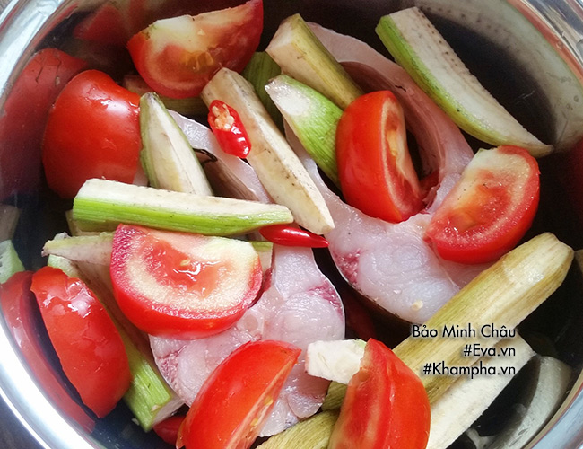 Mát trời làm cá kho chuối xanh đậm đà, ngon miệng - 2