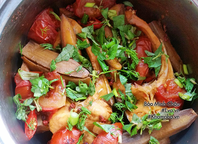 Mát trời làm cá kho chuối xanh đậm đà, ngon miệng - 4