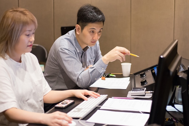 Chi Pu hợp tác với bộ đôi sản xuất âm nhạc hàng đầu Kpop - 6