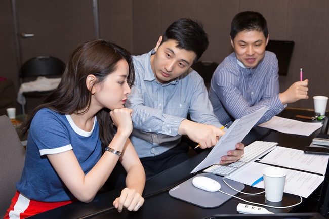 Chi Pu hợp tác với bộ đôi sản xuất âm nhạc hàng đầu Kpop - 3