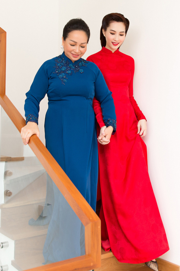 Sao mặc đẹp tuần: Việt Trinh quá trẻ đẹp ở tuổi U50 khi hóa cô dâu với váy cổ điển - 5