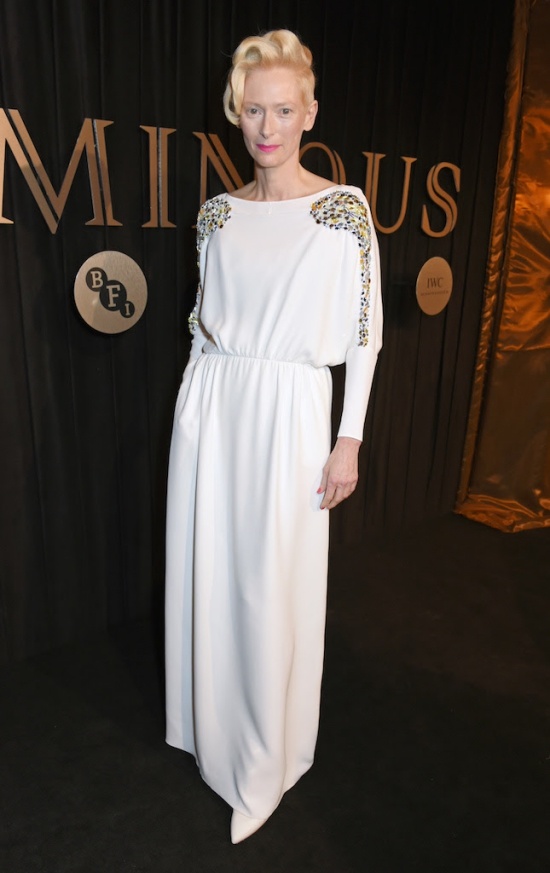 Sao mặc đẹp tuần: Việt Trinh quá trẻ đẹp ở tuổi U50 khi hóa cô dâu với váy cổ điển - 14