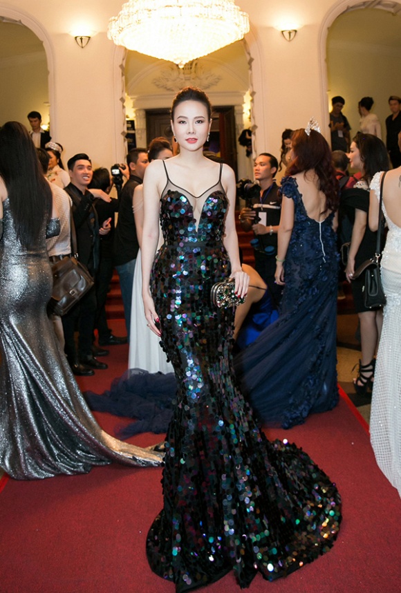 Sao mặc đẹp tuần: Việt Trinh quá trẻ đẹp ở tuổi U50 khi hóa cô dâu với váy cổ điển - 7