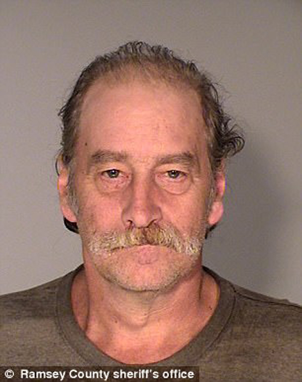 Người đàn ông 60 tuổi sống cùng thi thể mẹ và anh trai suốt 1 năm - 1