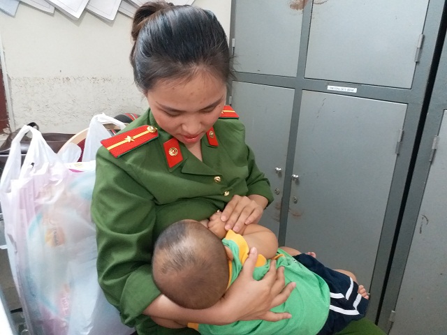 Bé trai được nữ thiếu úy công an cho bú: Người bố chưa thể đón con, phải xét nghiệm ADN - 2