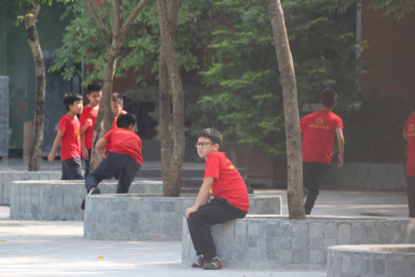 Học sinh trường Lương Thế Vinh sốc khi biết thầy Văn Như Cương qua đời - 2