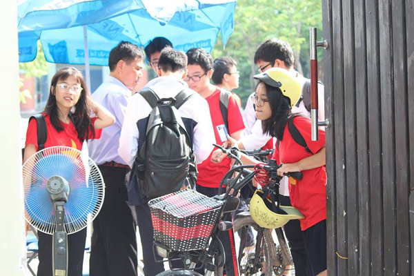 Học sinh trường Lương Thế Vinh sốc khi biết thầy Văn Như Cương qua đời - 4
