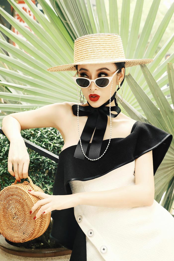 Angela Phương Trinh cực sexy đối lập Hoa hậu Thu Hoài mộng mị với áo dài - 1