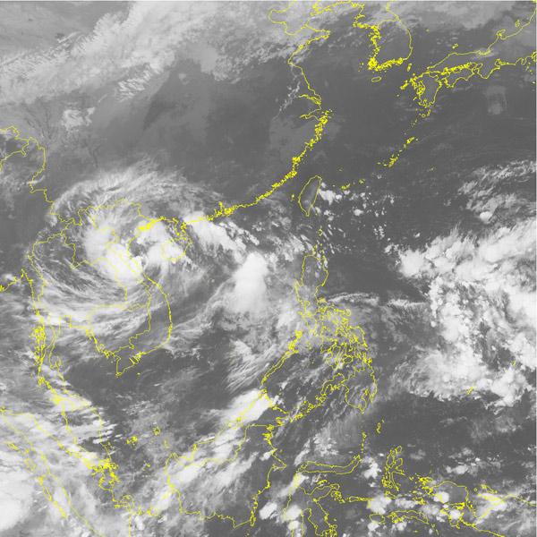 Áp thấp nhiệt đới đổ bộ đất liền Hà Tĩnh-Quảng Bình, nhiều nhà dân bị ngập sâu do mưa lớn - 1