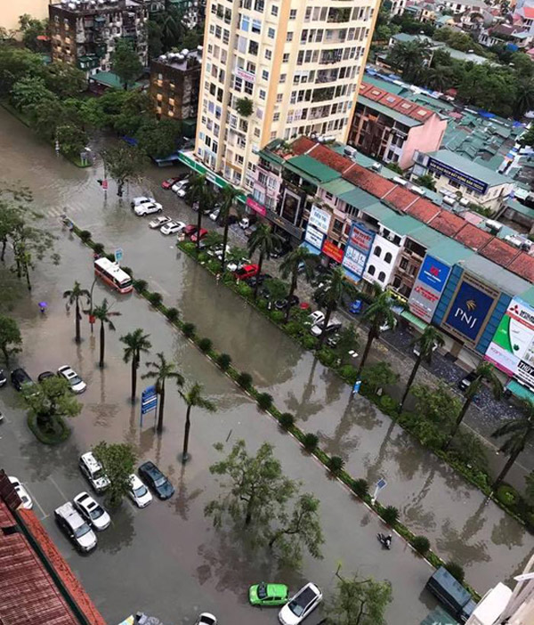 Áp thấp nhiệt đới đổ bộ đất liền Hà Tĩnh-Quảng Bình, nhiều nhà dân bị ngập sâu do mưa lớn - 2