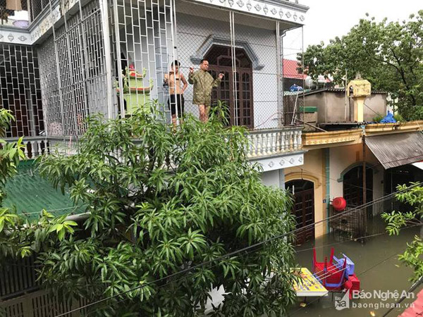 Áp thấp nhiệt đới đổ bộ đất liền Hà Tĩnh-Quảng Bình, nhiều nhà dân bị ngập sâu do mưa lớn - 3