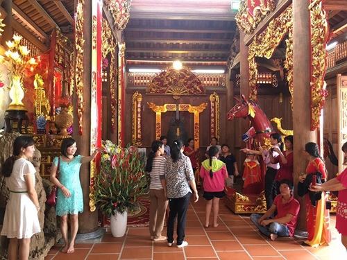 Hoài Linh bức xúc trước thông tin amp;#34;loạn nhà thờ Tổamp;#34; và nghệ sĩ Việt ngày càng đồng bóng - 1