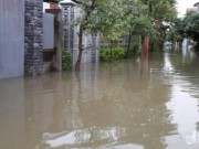 Tin tức - Áp thấp nhiệt đới đổ bộ đất liền Hà Tĩnh-Quảng Bình, nhiều nhà dân bị ngập sâu do mưa lớn