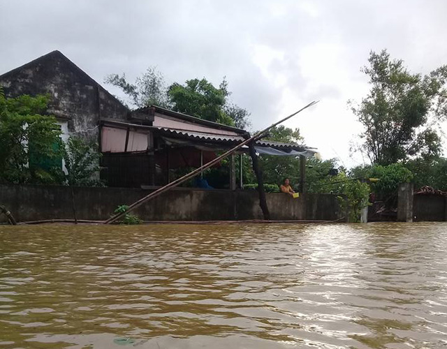 Nghệ An: Bố mẹ vắng nhà, bé trai 4 tuổi đi tìm ông bà bị nước cuốn mất tích - 10