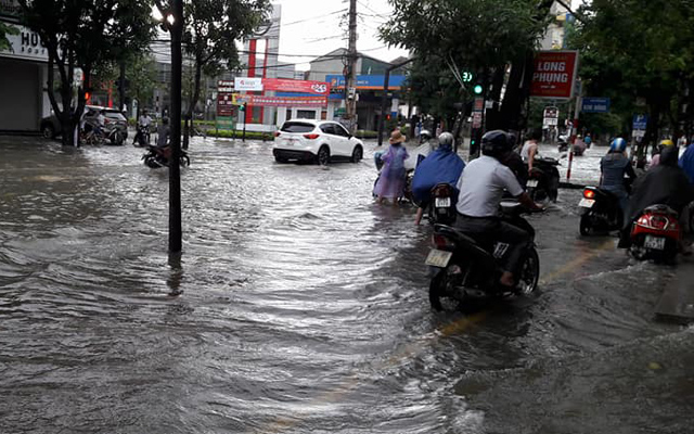 Nghệ An: Bố mẹ vắng nhà, bé trai 4 tuổi đi tìm ông bà bị nước cuốn mất tích - 7