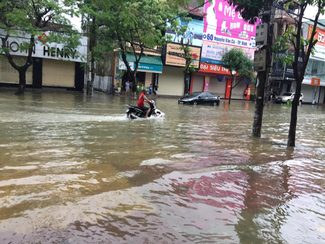 Nghệ An: Bố mẹ vắng nhà, bé trai 4 tuổi đi tìm ông bà bị nước cuốn mất tích - 9