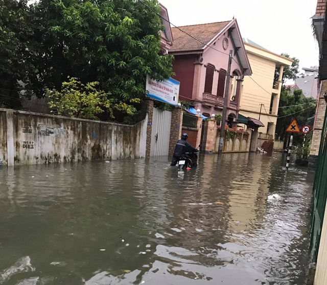 Nghệ An: Bố mẹ vắng nhà, bé trai 4 tuổi đi tìm ông bà bị nước cuốn mất tích - 4