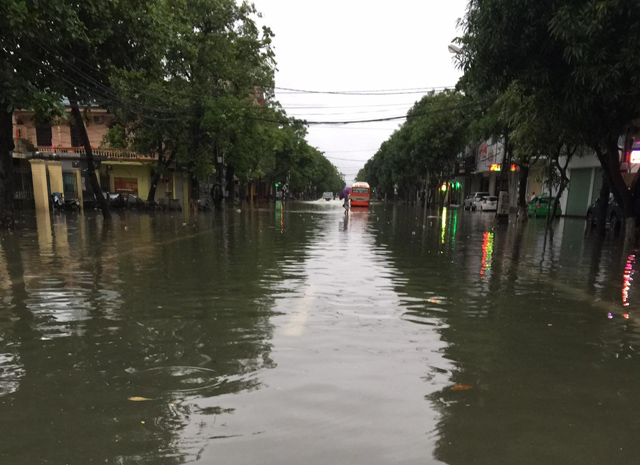 Nghệ An: Bố mẹ vắng nhà, bé trai 4 tuổi đi tìm ông bà bị nước cuốn mất tích - 2