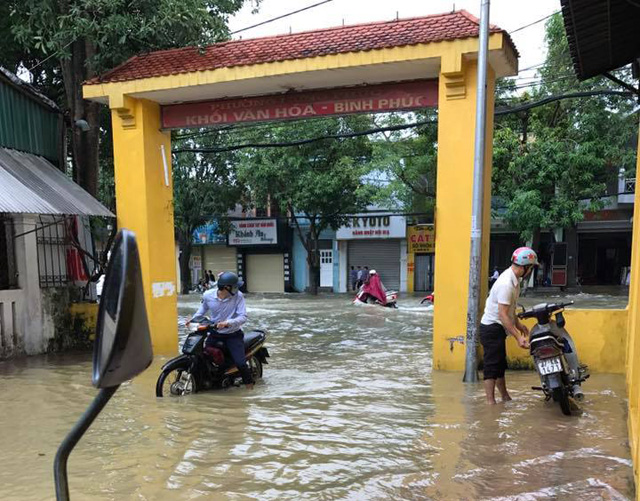 Nghệ An: Bố mẹ vắng nhà, bé trai 4 tuổi đi tìm ông bà bị nước cuốn mất tích - 3