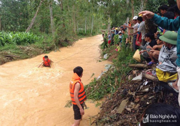 Nghệ An: Bố mẹ vắng nhà, bé trai 4 tuổi đi tìm ông bà bị nước cuốn mất tích - 1