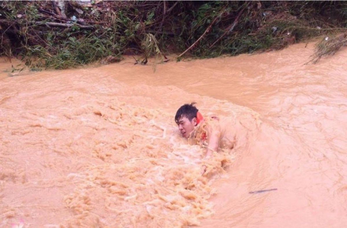 Nghệ An: Tìm thấy thi thể người phụ nữ chở cháu đi học bị lũ cuốn trôi - 1