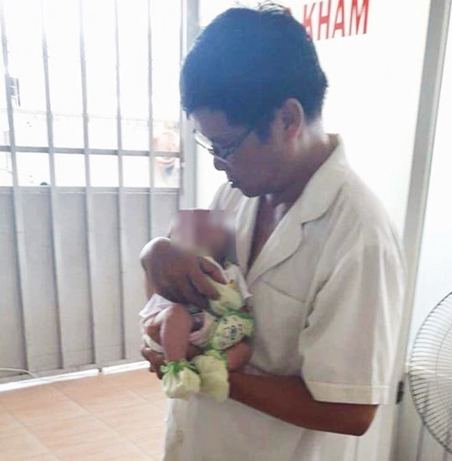 Tin tức 24h nổi bật: Mẹ cho tắm sau khi bú no, bé 20 ngày tuổi sặc sữa ngưng thở - 1