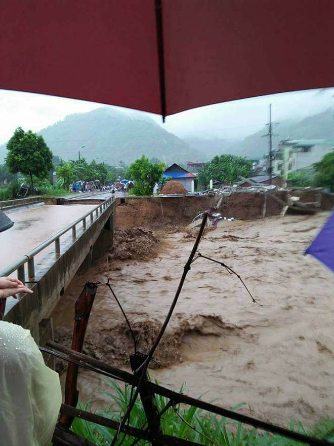 Cận cảnh dòng nước xiết làm gãy cầu, cô lập xã Phù Yên, Sơn La - 2