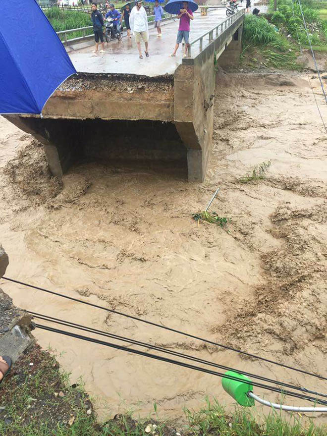 Cận cảnh dòng nước xiết làm gãy cầu, cô lập xã Phù Yên, Sơn La - 3