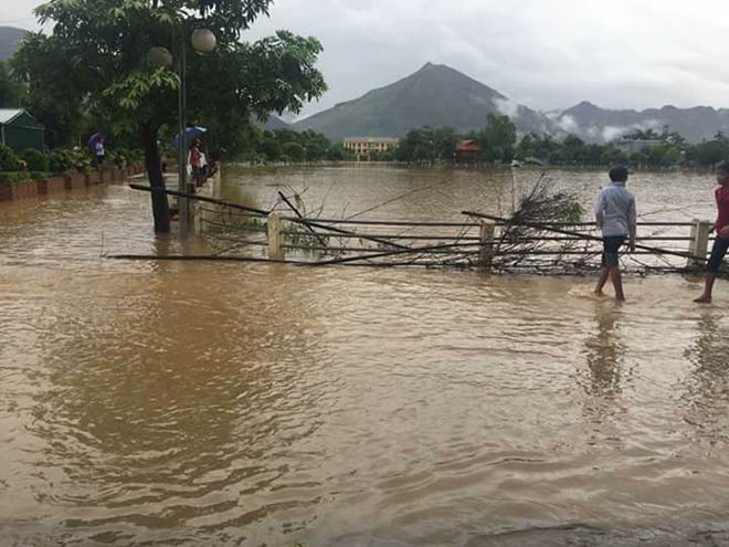 Cận cảnh dòng nước xiết làm gãy cầu, cô lập xã Phù Yên, Sơn La - 1