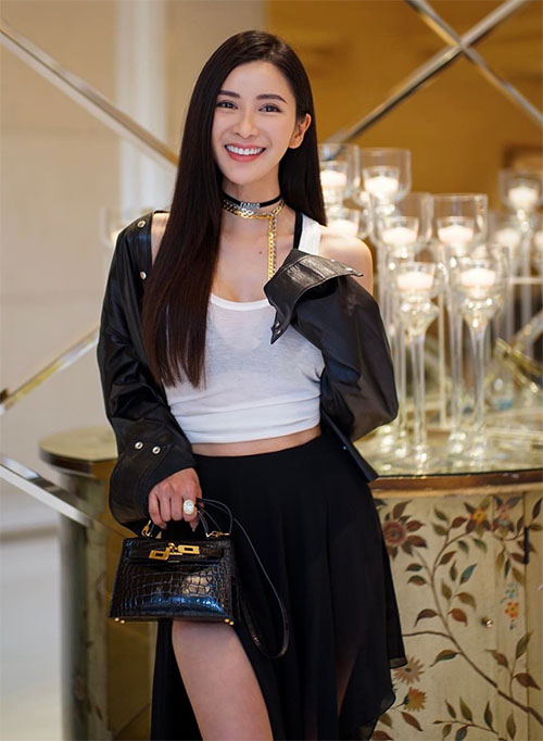 Con đã đến tuổi lấy chồng, bà mẹ này vẫn trẻ như amp;#34;gái sonamp;#34; khi sành điệu cùng hàng hiệu - 1