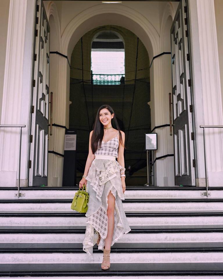 Con đã đến tuổi lấy chồng, bà mẹ này vẫn trẻ như amp;#34;gái sonamp;#34; khi sành điệu cùng hàng hiệu - 3