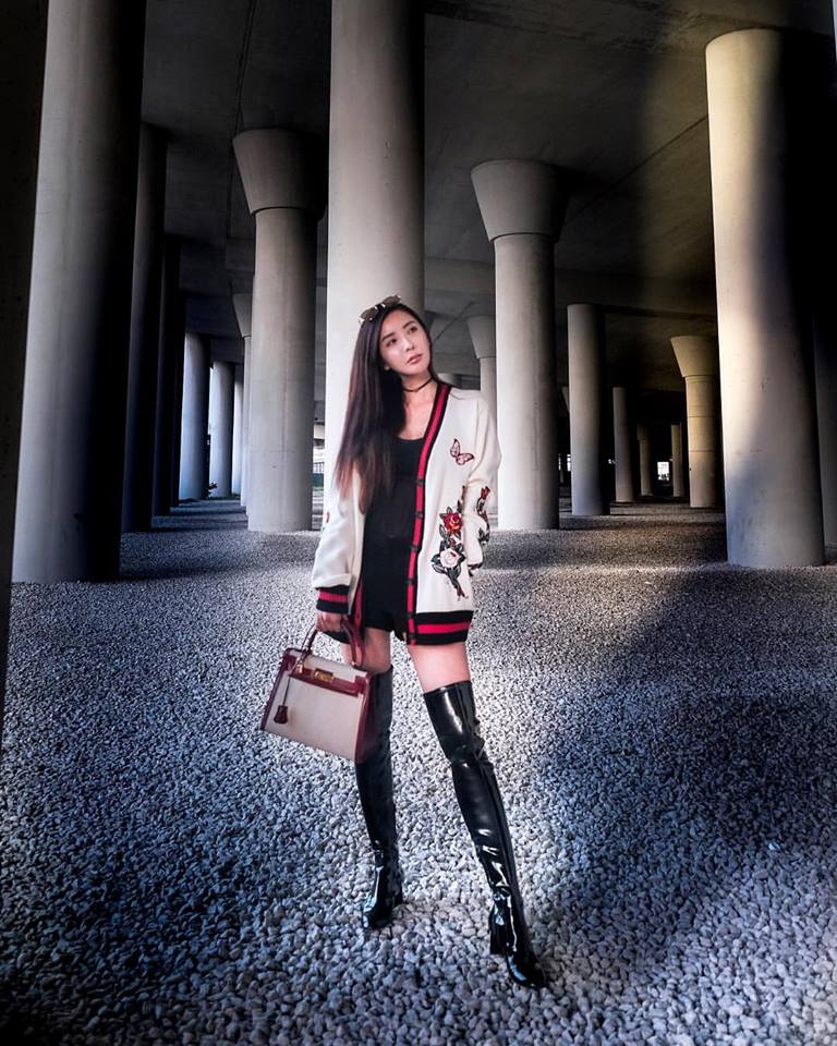 Con đã đến tuổi lấy chồng, bà mẹ này vẫn trẻ như amp;#34;gái sonamp;#34; khi sành điệu cùng hàng hiệu - 18