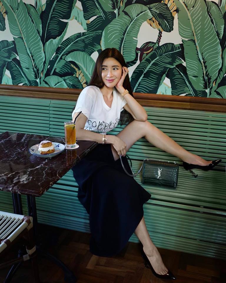 Con đã đến tuổi lấy chồng, bà mẹ này vẫn trẻ như amp;#34;gái sonamp;#34; khi sành điệu cùng hàng hiệu - 16