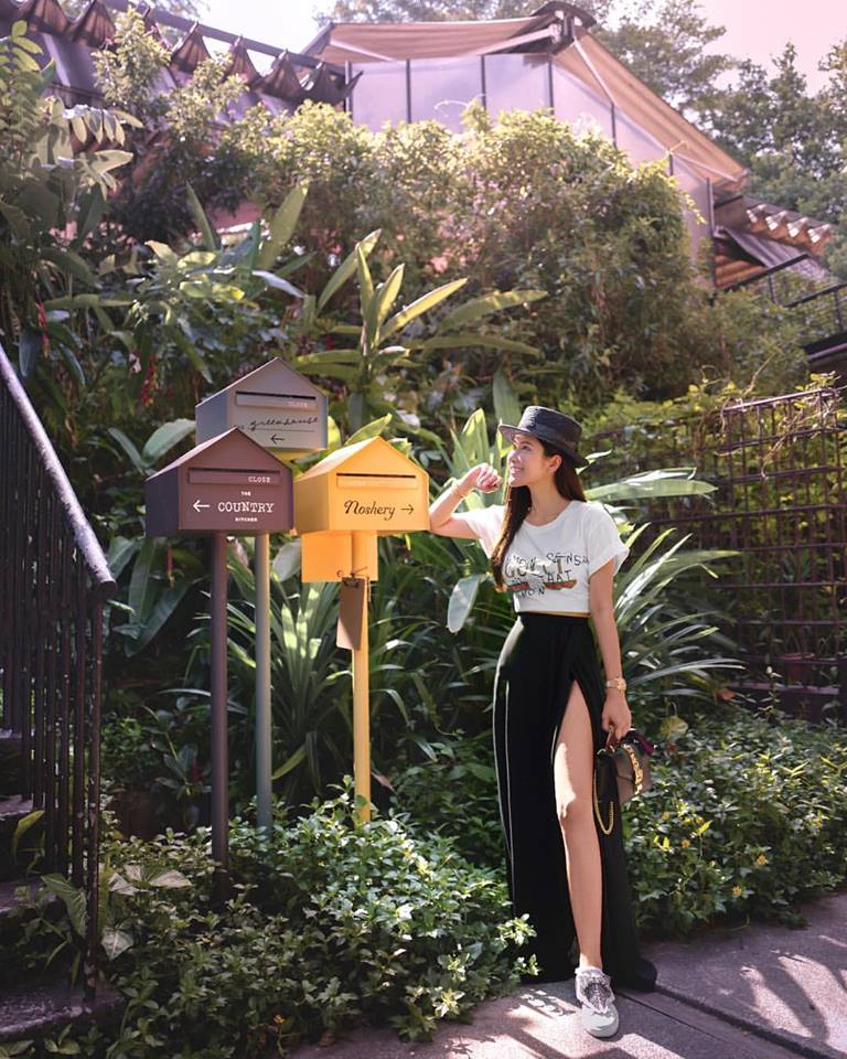 Con đã đến tuổi lấy chồng, bà mẹ này vẫn trẻ như amp;#34;gái sonamp;#34; khi sành điệu cùng hàng hiệu - 15