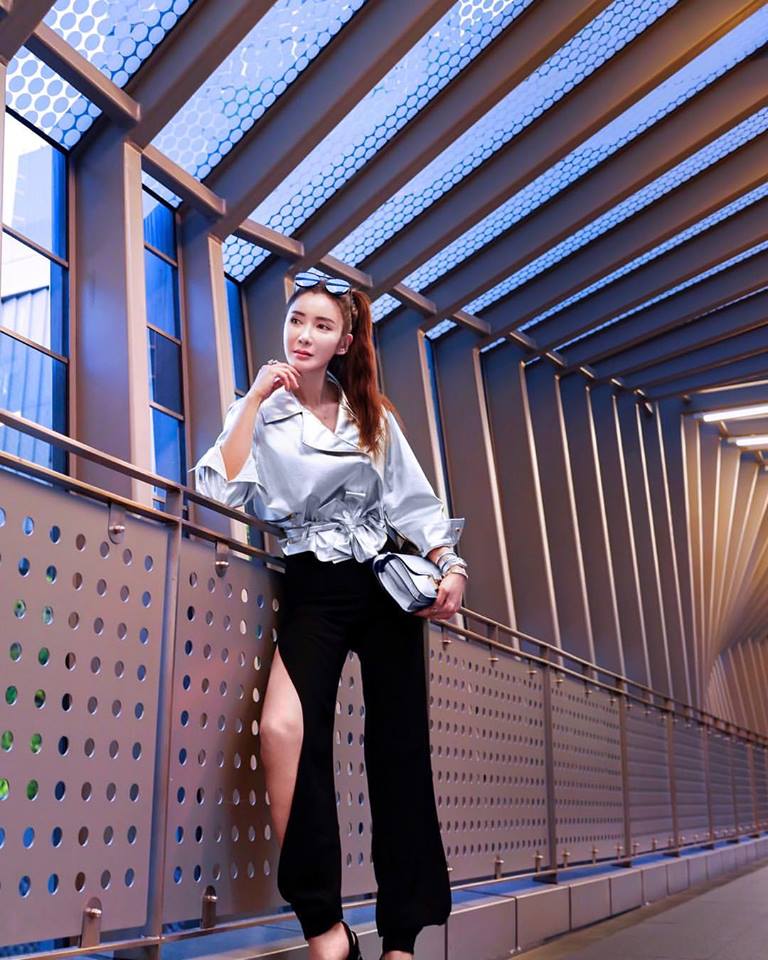 Con đã đến tuổi lấy chồng, bà mẹ này vẫn trẻ như amp;#34;gái sonamp;#34; khi sành điệu cùng hàng hiệu - 11