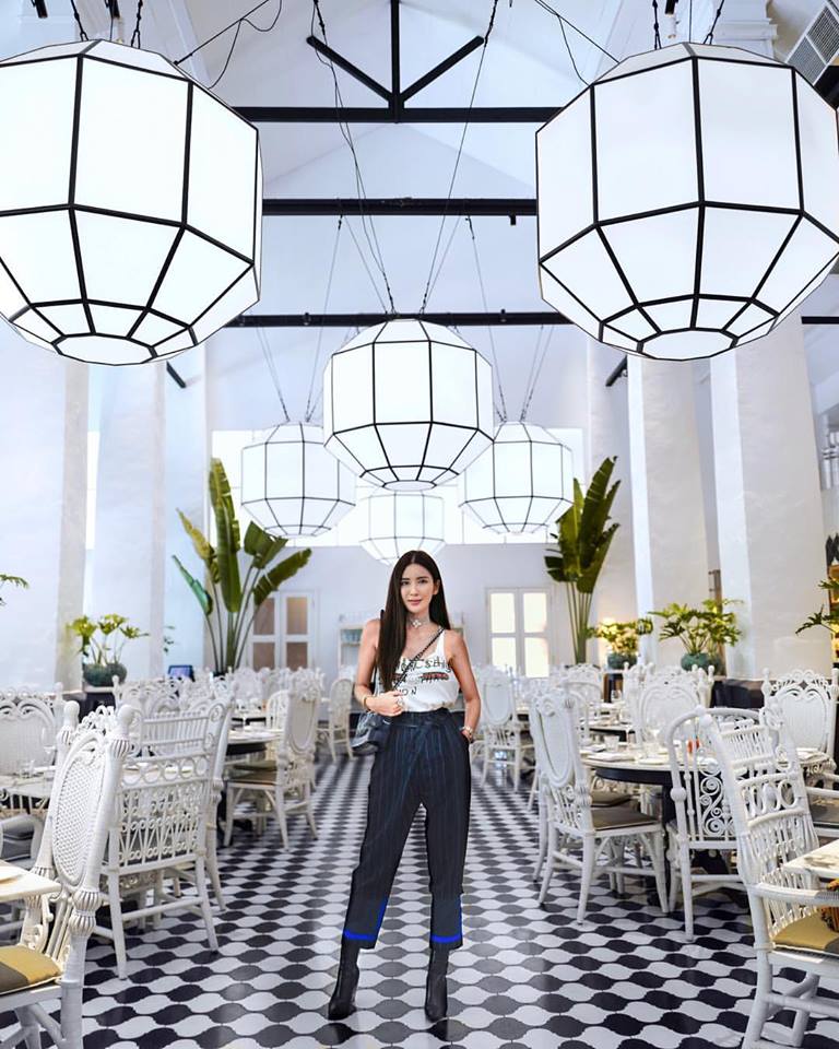 Con đã đến tuổi lấy chồng, bà mẹ này vẫn trẻ như amp;#34;gái sonamp;#34; khi sành điệu cùng hàng hiệu - 10