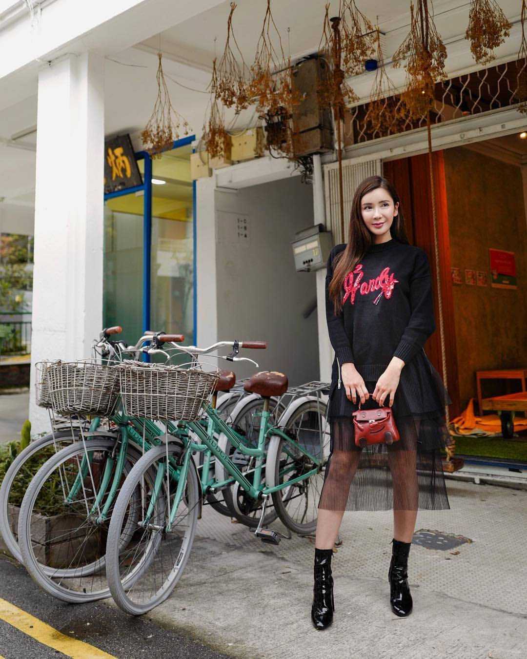 Con đã đến tuổi lấy chồng, bà mẹ này vẫn trẻ như amp;#34;gái sonamp;#34; khi sành điệu cùng hàng hiệu - 5