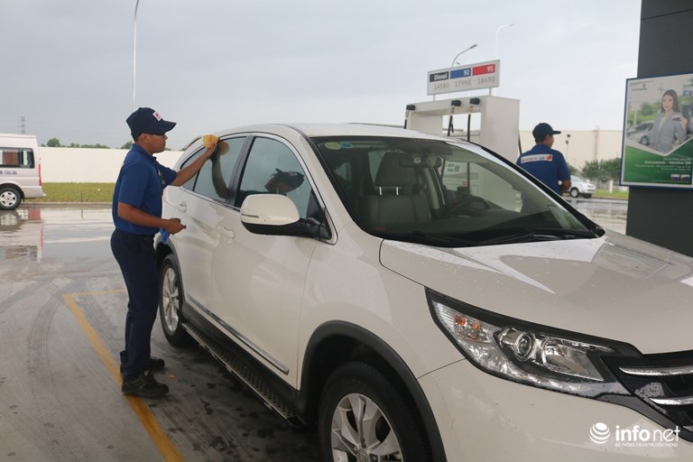 Hà Nội: Chủ cây xăng Nhật đội mưa nhiều giờ cúi gập người chào khách - 11