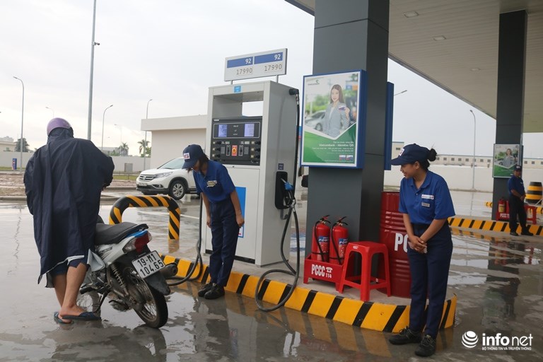 Hà Nội: Chủ cây xăng Nhật đội mưa nhiều giờ cúi gập người chào khách - 13