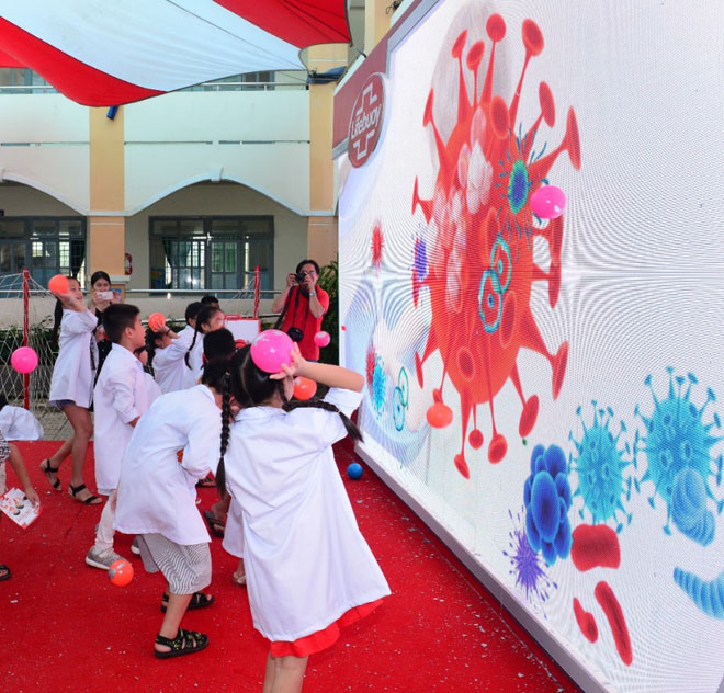 Minh Hà và hot mom Uyên Bùi cùng con trải nghiệm 1 ngày làm “nhà khoa học” - 8