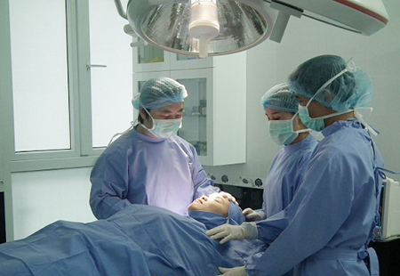 Phẫu thuật căng da mặt cũng có rất nhiều rủi ro và biến chứng chứ không hề dễ - 2