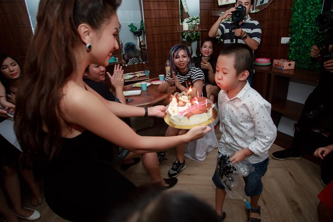 Thanh Hương amp;#34;Người phán xửamp;#34; đội mưa tới chúc mừng Vân Hugo - 10