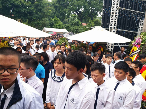 Tiếng trống trường hòa tiếng khóc của học sinh LTV tiễn biệt thầy Văn Như Cương - 36