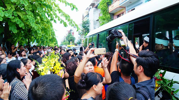 Tiếng trống trường hòa tiếng khóc của học sinh LTV tiễn biệt thầy Văn Như Cương - 2