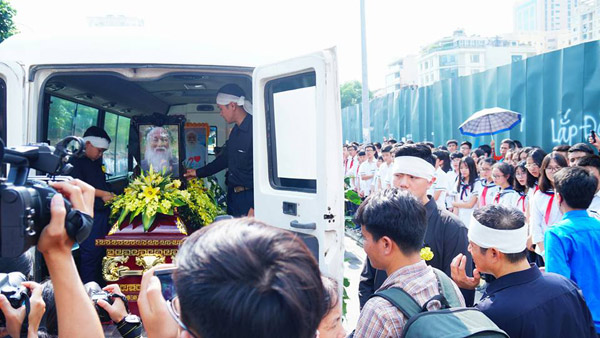 Tiếng trống trường hòa tiếng khóc của học sinh LTV tiễn biệt thầy Văn Như Cương - 14