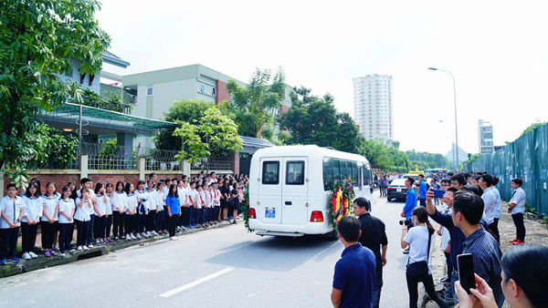 Tiếng trống trường hòa tiếng khóc của học sinh LTV tiễn biệt thầy Văn Như Cương - 11