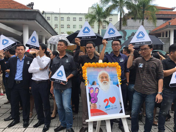 Tiếng trống trường hòa tiếng khóc của học sinh LTV tiễn biệt thầy Văn Như Cương - 48