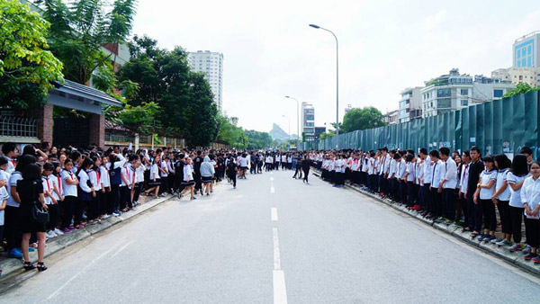 Tiếng trống trường hòa tiếng khóc của học sinh LTV tiễn biệt thầy Văn Như Cương - 10