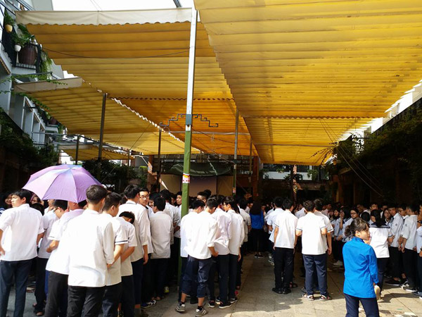 Tiếng trống trường hòa tiếng khóc của học sinh LTV tiễn biệt thầy Văn Như Cương - 9